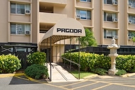 Entrance to Pagoda Hotel Honolulu with covered porte cochère