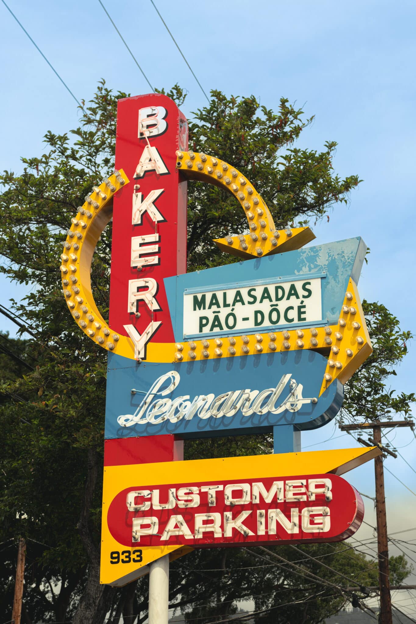 Leonard's Bakery neon sign in Honolulu, Hawaii